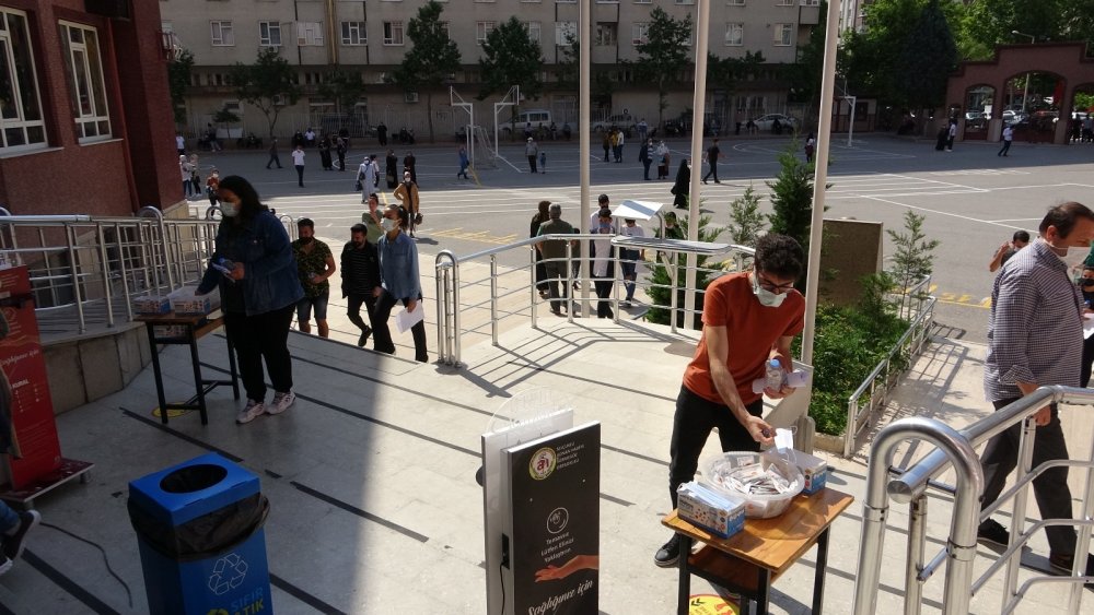 Konya'da son dakikaya kalan öğrenciler YKS’ye koşa koşa son anda yetişti