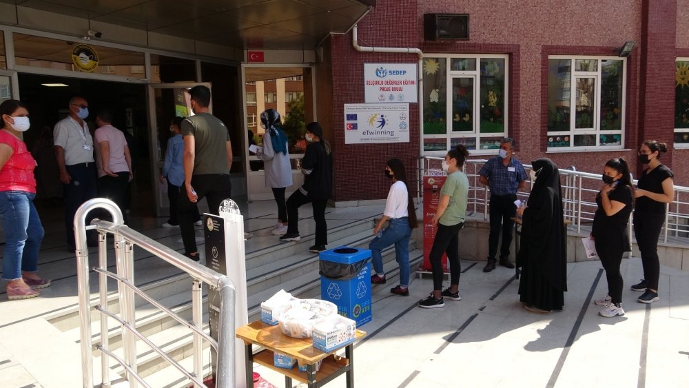 Konya'da son dakikaya kalan öğrenciler YKS’ye koşa koşa son anda yetişti