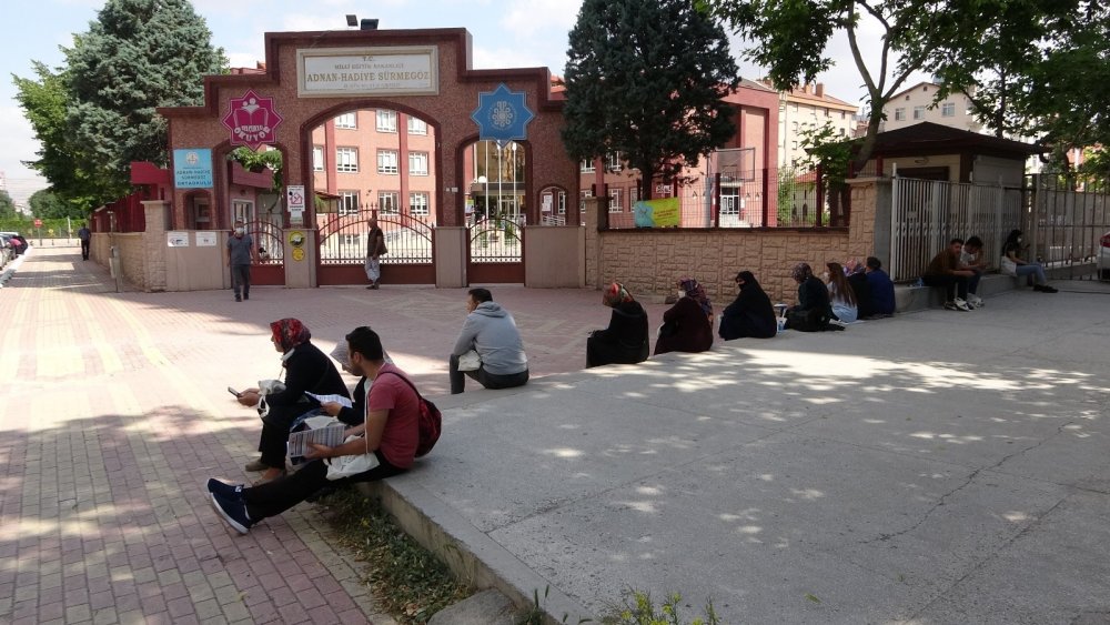 Konya'da son dakikaya kalan öğrenciler YKS’ye koşa koşa son anda yetişti