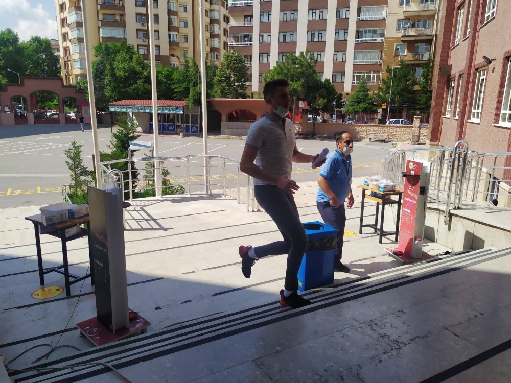 Konya'da son dakikaya kalan öğrenciler YKS’ye koşa koşa son anda yetişti