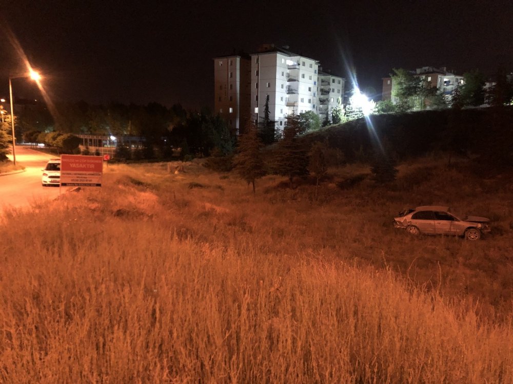 Rampa aşağı giderken yoldan çıkan otomobil 8 takla attı! 1'i ağır 3 yaralı