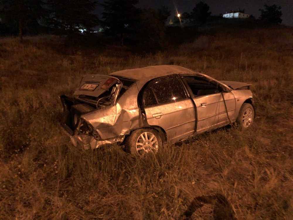 Rampa aşağı giderken yoldan çıkan otomobil 8 takla attı! 1'i ağır 3 yaralı