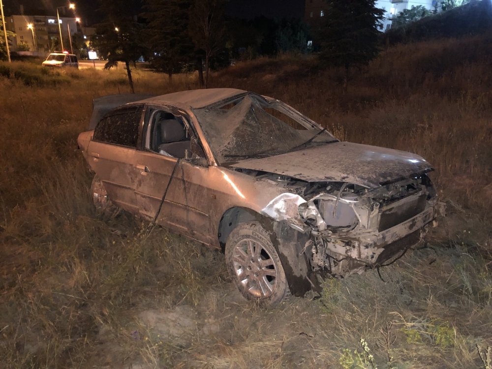 Rampa aşağı giderken yoldan çıkan otomobil 8 takla attı! 1'i ağır 3 yaralı