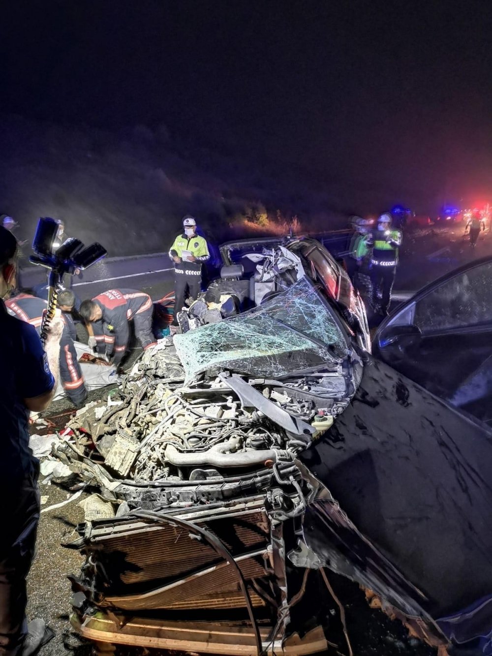 Ankara çevre yolunda TIR’a arkadan çarpan otomobilde 3 ölü 1 ağır yaralı