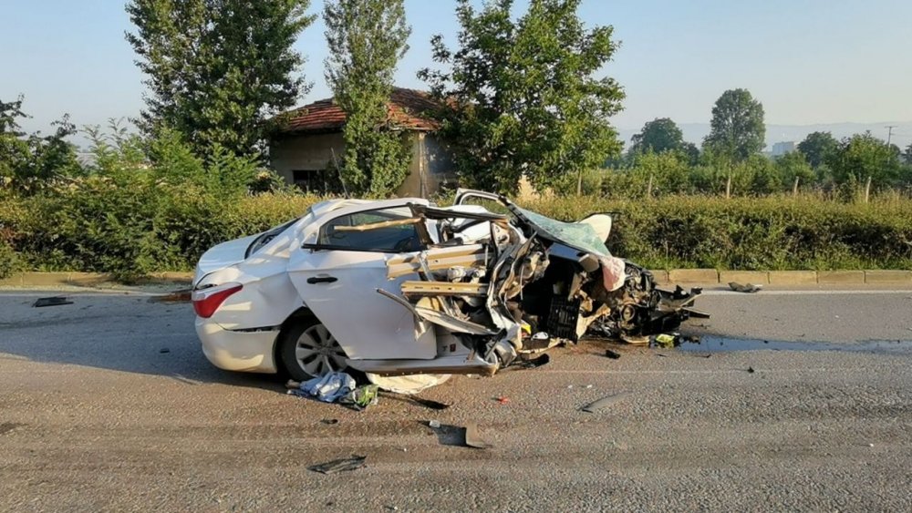 Elektrik direğine çarparak 3 kişiye mezar olan aracın sürücüsü tutuklandı