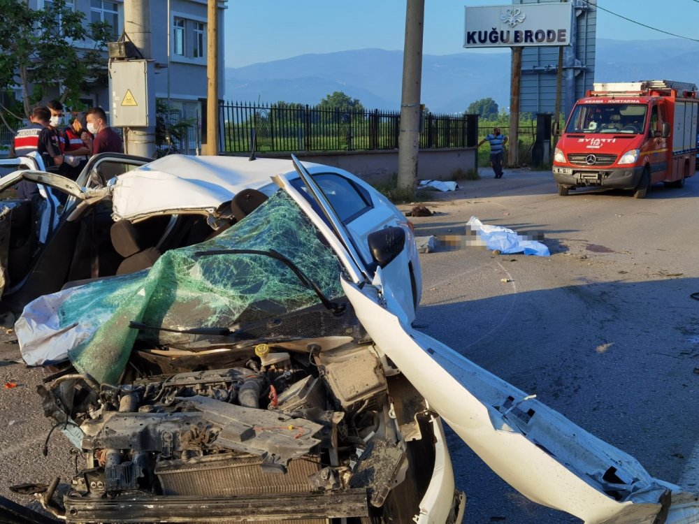 Elektrik direğine çarparak 3 kişiye mezar olan aracın sürücüsü tutuklandı