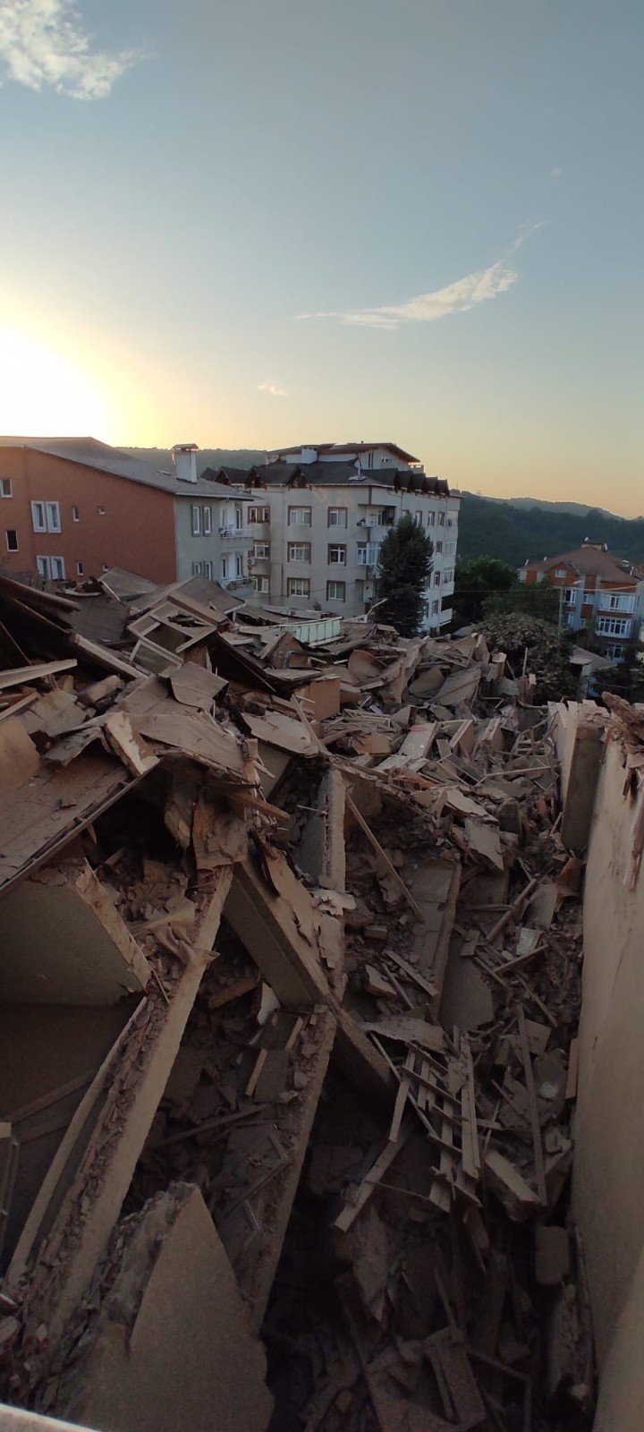 İstanbul'da çöken 9 katlı binanın son hali gün ağarınca ortaya çıktı