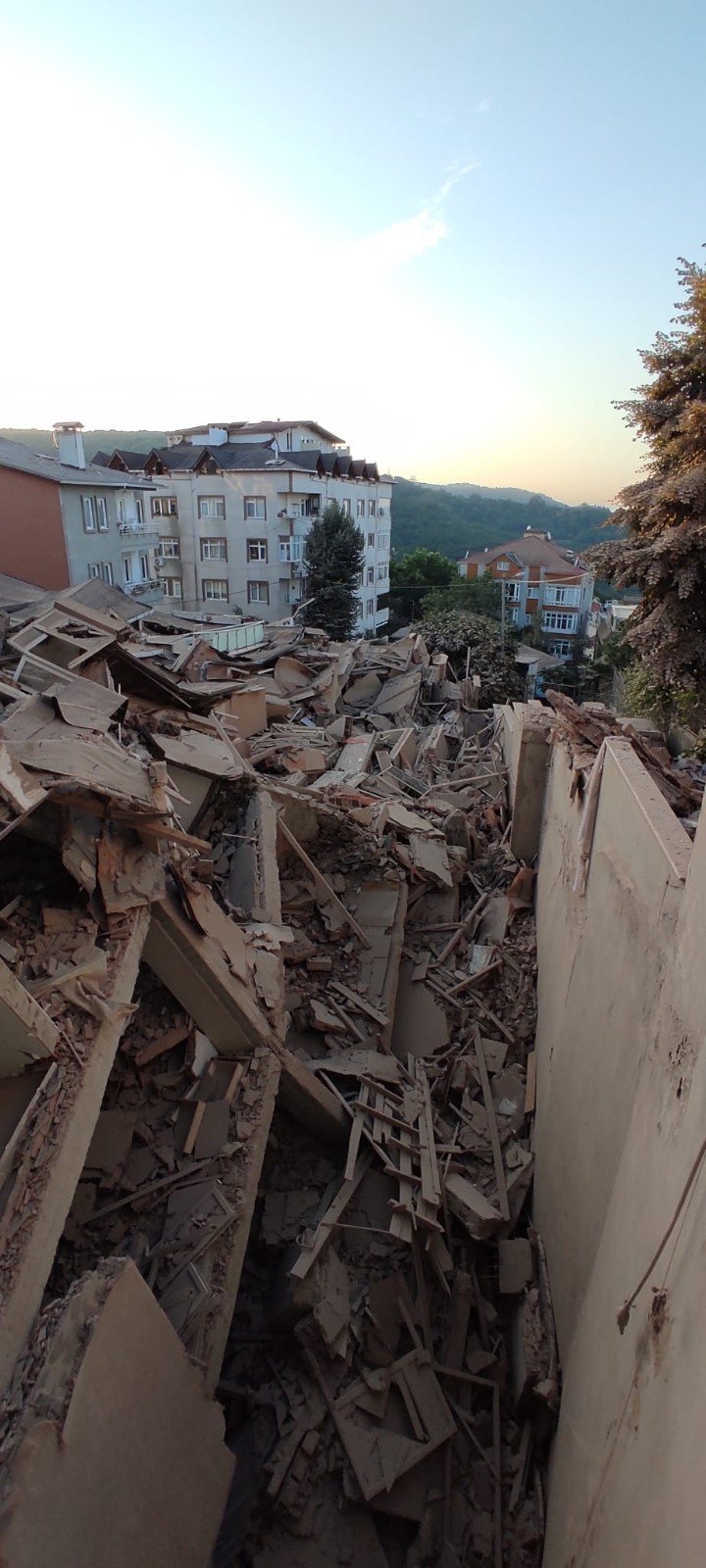 İstanbul'da çöken 9 katlı binanın son hali gün ağarınca ortaya çıktı