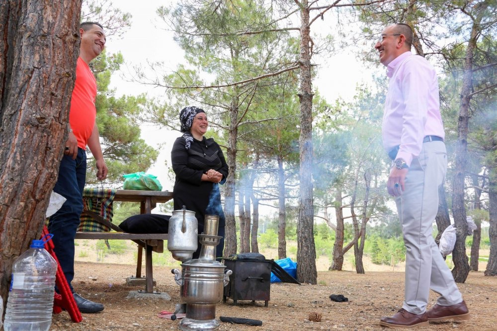 Kavuş Meram Millet Bahçesi’nde piknikçilerle stres attı