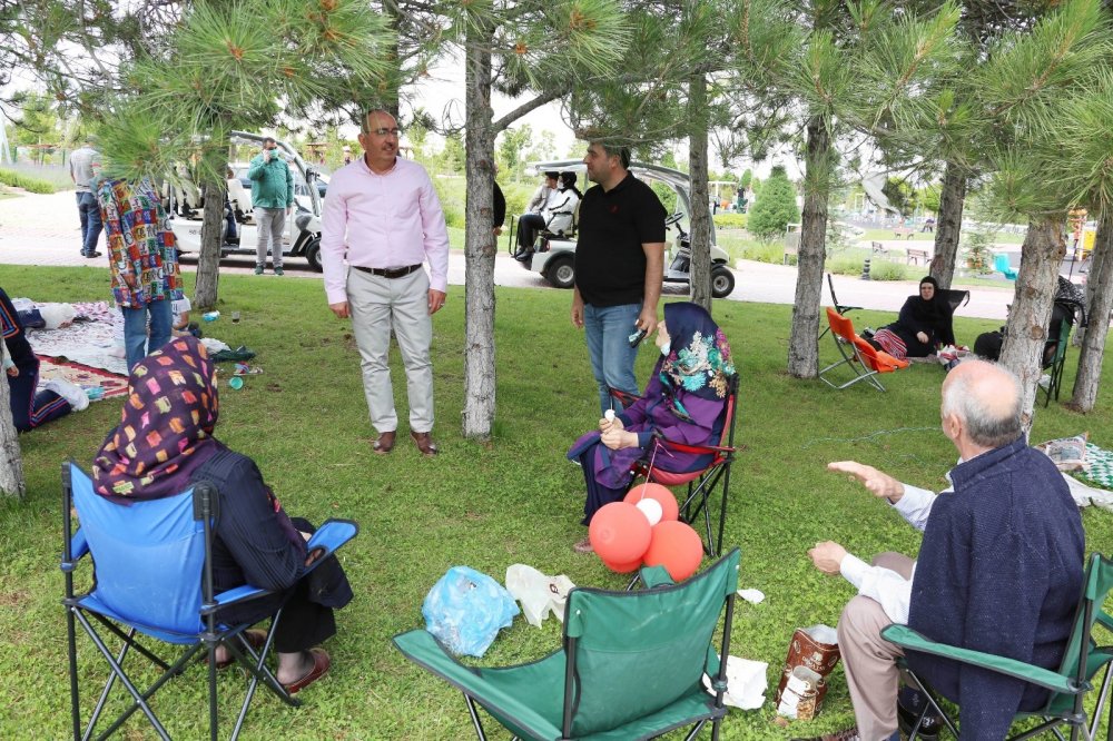 Kavuş Meram Millet Bahçesi’nde piknikçilerle stres attı