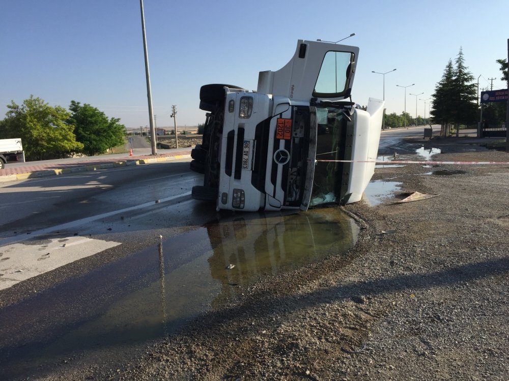 Konya'da 27 bin litre motorin dolu tanker devrildi! Yol göle döndü
