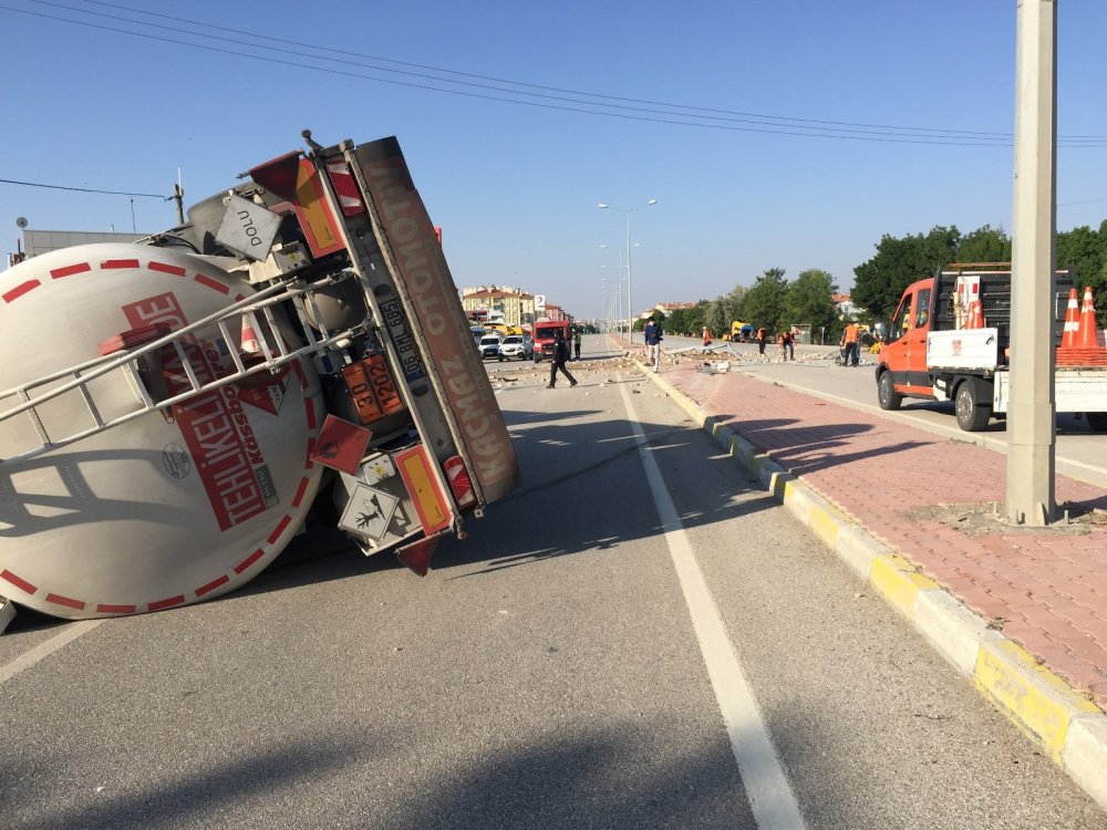 Konya'da 27 bin litre motorin dolu tanker devrildi! Yol göle döndü