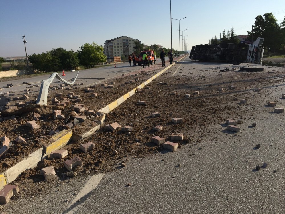 Konya'da 27 bin litre motorin dolu tanker devrildi! Yol göle döndü