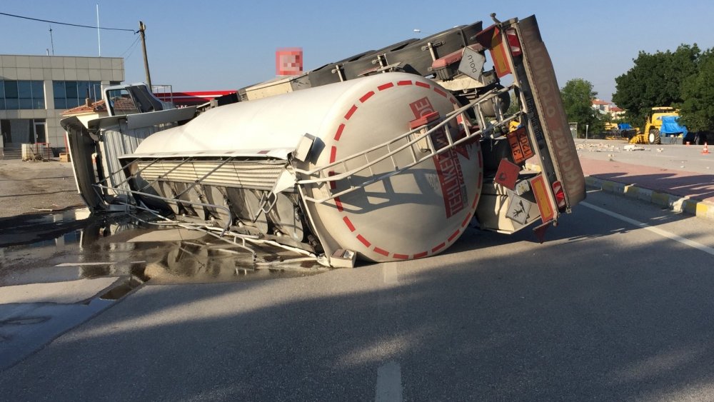 Konya'da 27 bin litre motorin dolu tanker devrildi! Yol göle döndü