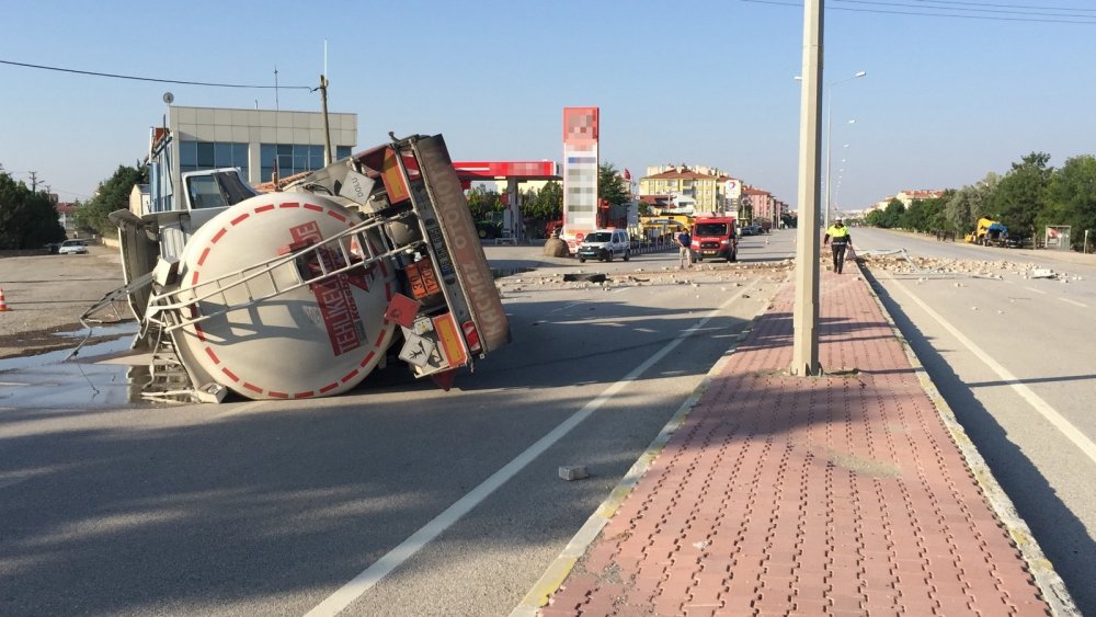 Konya'da 27 bin litre motorin dolu tanker devrildi! Yol göle döndü