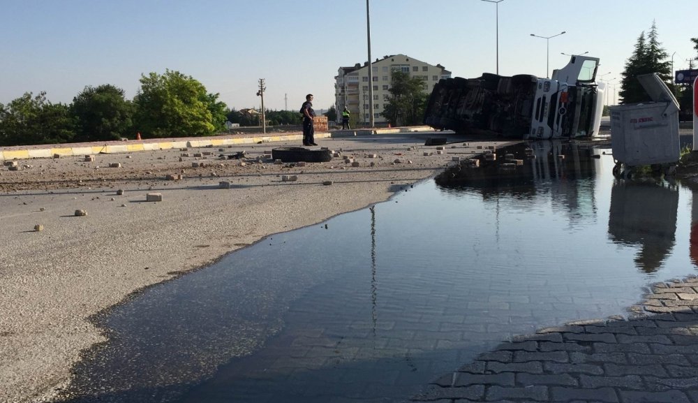 Konya'da 27 bin litre motorin dolu tanker devrildi! Yol göle döndü