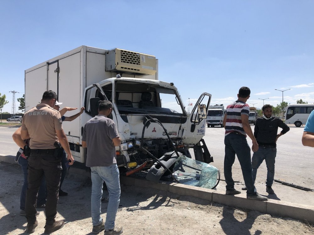 Konya'da kamyonet iş makinesine çarptı! Sıkışan sürücü böyle kurtarıldı