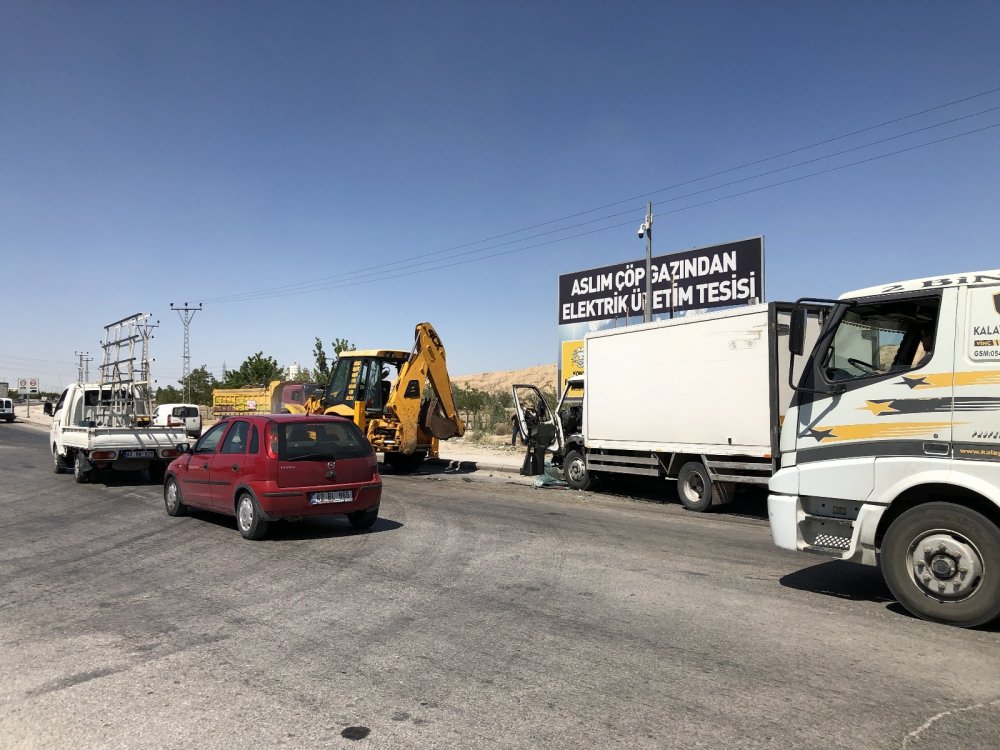 Konya'da kamyonet iş makinesine çarptı! Sıkışan sürücü böyle kurtarıldı