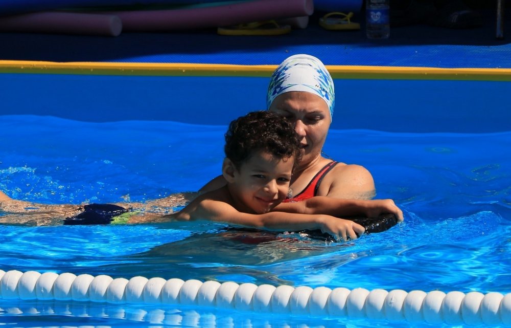 Yüzmenin yasaklandığı Manisa'da gençlere yüzme eğitimi veriliyor