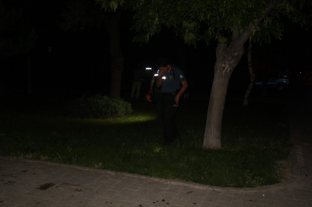 Kayseri'de parkta oturan genç maganda kurşununun hedefi oldu