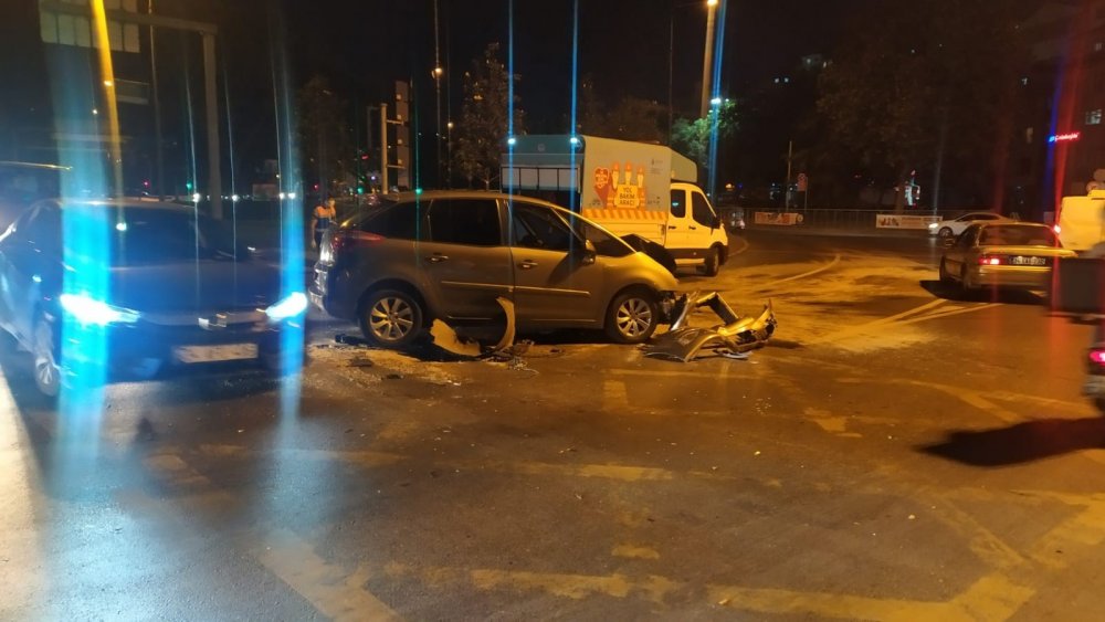 Ticari taksi ile otomobil çarpıştı!