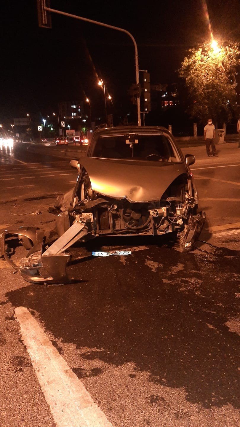 Ticari taksi ile otomobil çarpıştı!