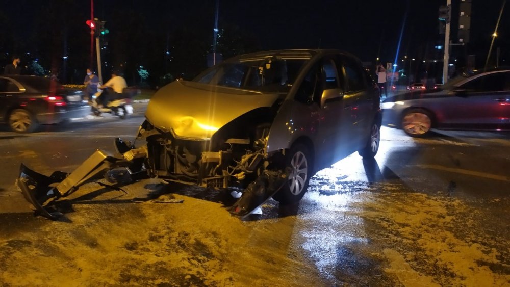Ticari taksi ile otomobil çarpıştı!
