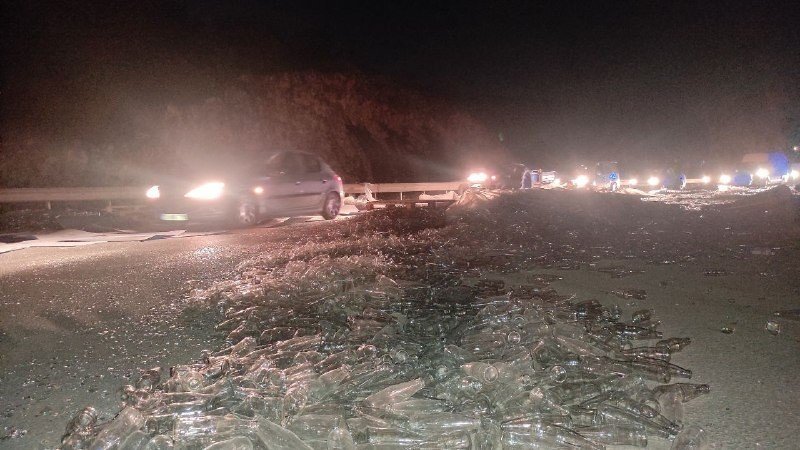 Cam şişe yüklü tır devrildi! Kara yolu cam şişeyle kaplandı