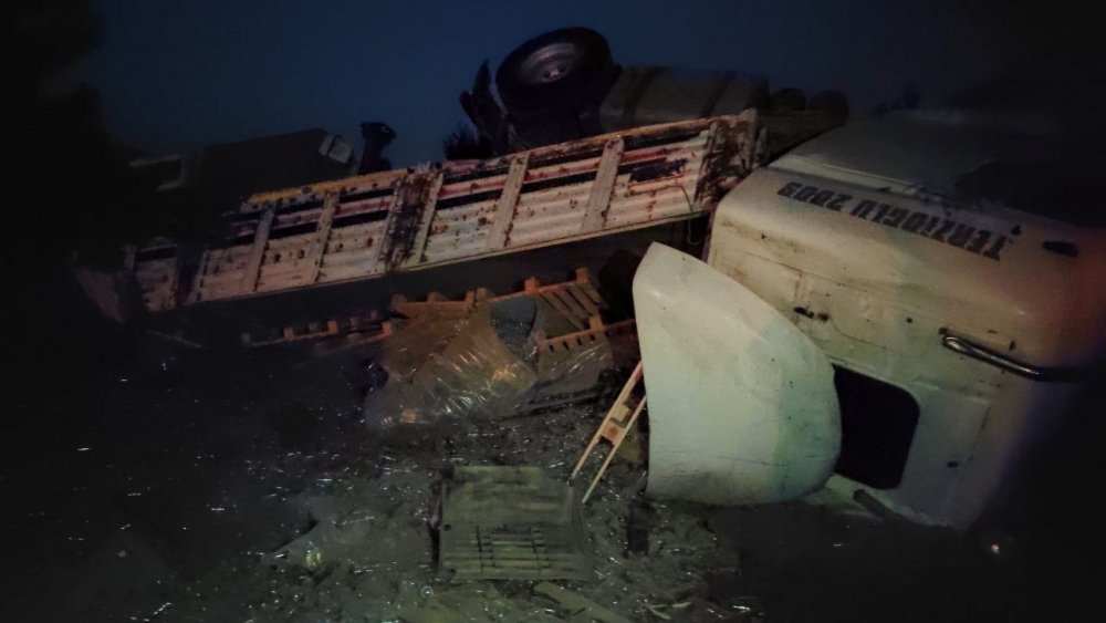 Cam şişe yüklü tır devrildi! Kara yolu cam şişeyle kaplandı