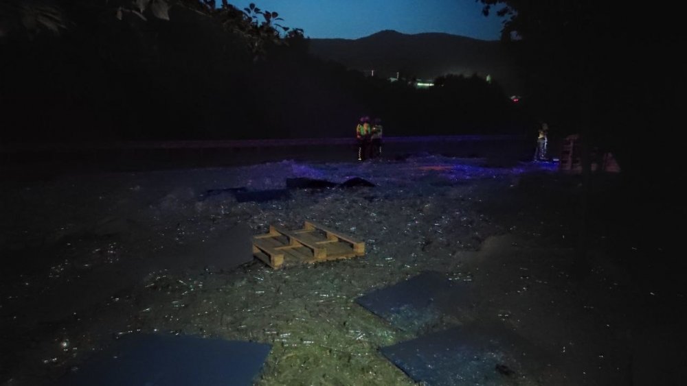 Cam şişe yüklü tır devrildi! Kara yolu cam şişeyle kaplandı