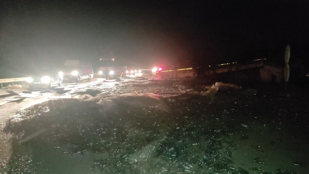 Cam şişe yüklü tır devrildi! Kara yolu cam şişeyle kaplandı