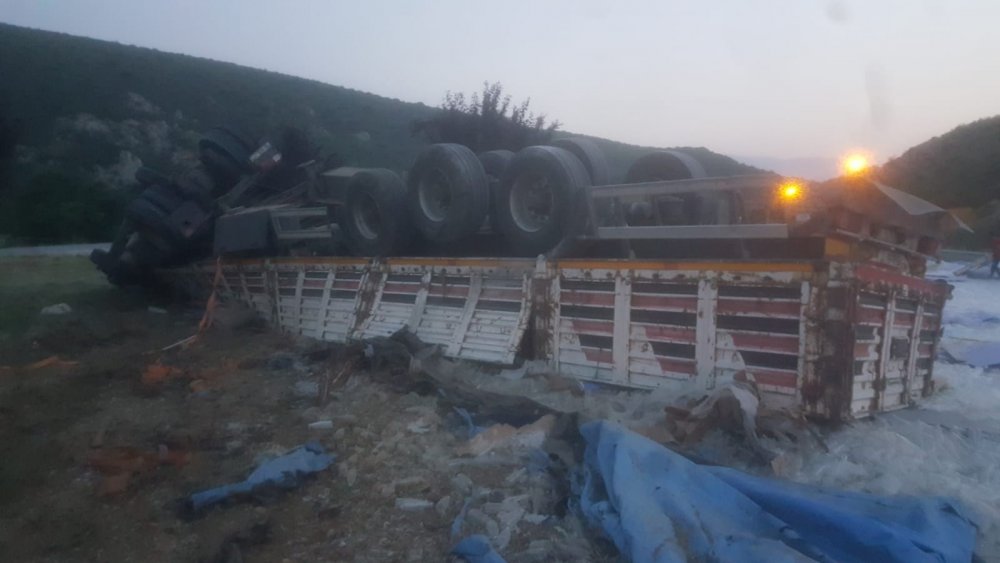 Cam şişe yüklü tır devrildi! Kara yolu cam şişeyle kaplandı