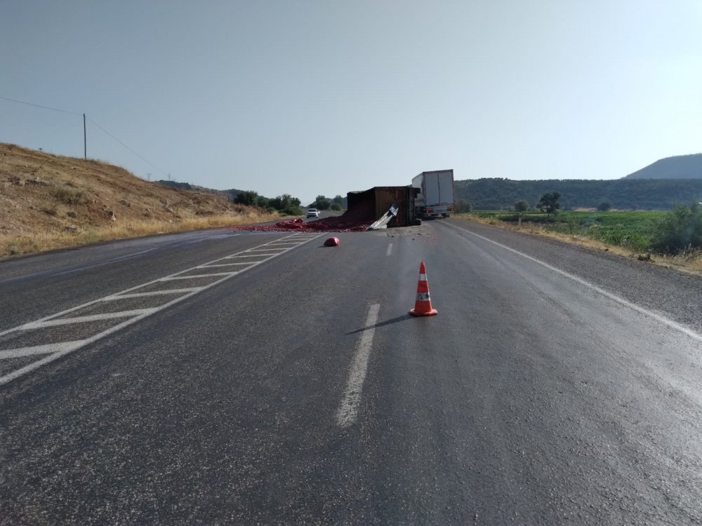 Gölbaşı'nda biber yüklü tır devrildi! Sürücüsü yaralandı