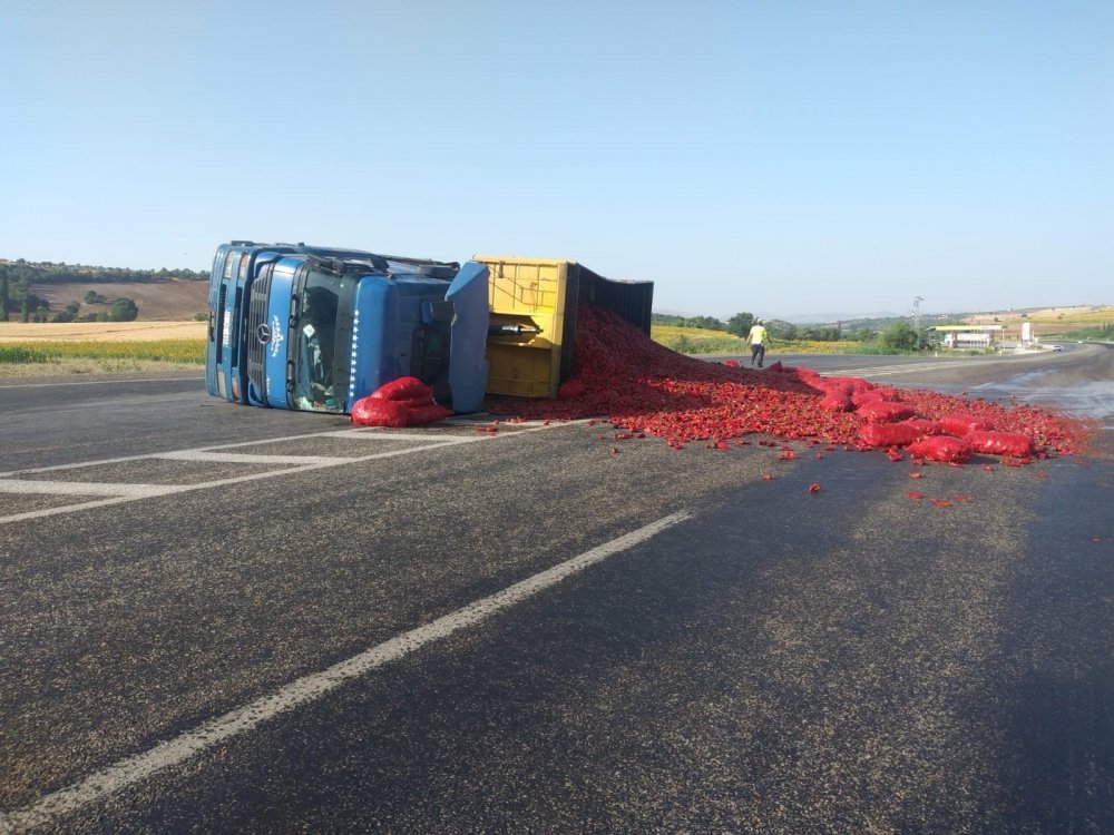 Gölbaşı'nda biber yüklü tır devrildi! Sürücüsü yaralandı