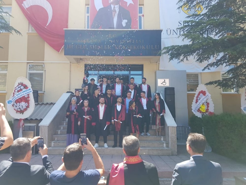 SÜ Huğlu Meslek Yüksekokulu’nda mezuniyet heyecanı