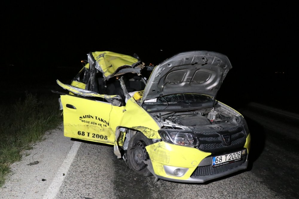 Aksaray'da feci kaza! Arpa yüklü traktöre çarpan takside 2’si ağır 3 kişi yaralandı