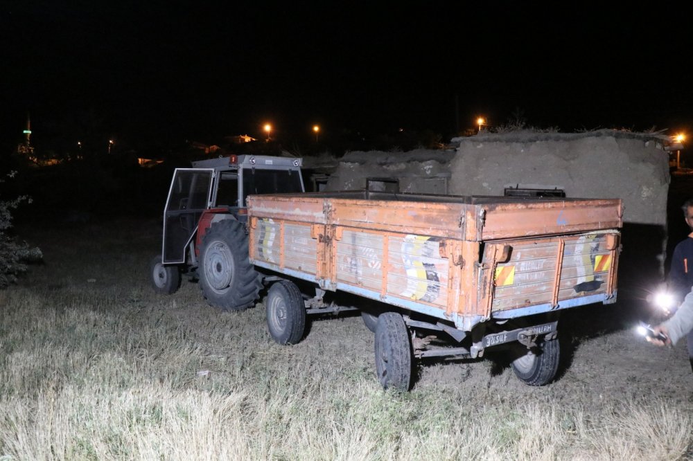 Aksaray'da feci kaza! Arpa yüklü traktöre çarpan takside 2’si ağır 3 kişi yaralandı