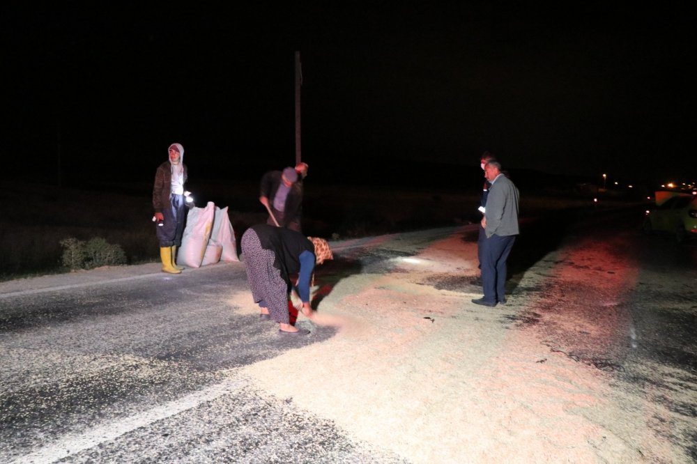 Aksaray'da feci kaza! Arpa yüklü traktöre çarpan takside 2’si ağır 3 kişi yaralandı