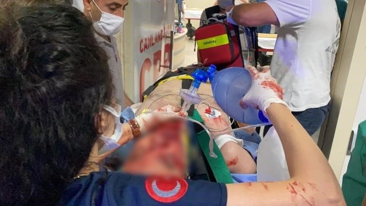 Aksaray'da feci kaza! Arpa yüklü traktöre çarpan takside 2’si ağır 3 kişi yaralandı