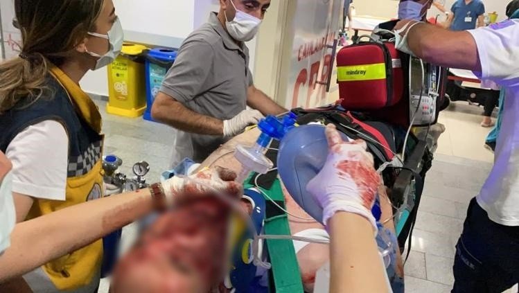 Aksaray'da feci kaza! Arpa yüklü traktöre çarpan takside 2’si ağır 3 kişi yaralandı