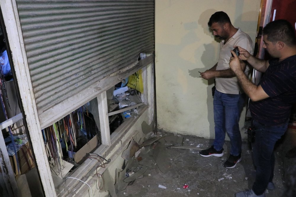 Adana'da gece yarısı bomba paniği! İş yerine atılan EYP yüksek sesle patladı