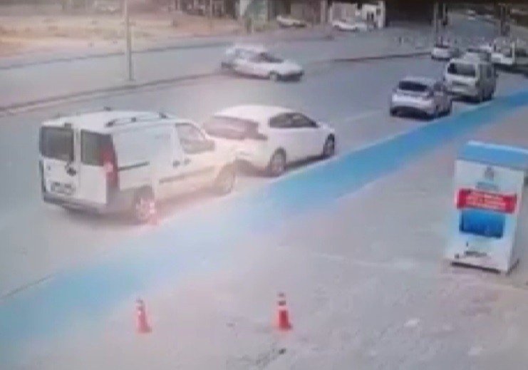 Burası Konya! Otomobilin çarptığı yaya ortada kaldı