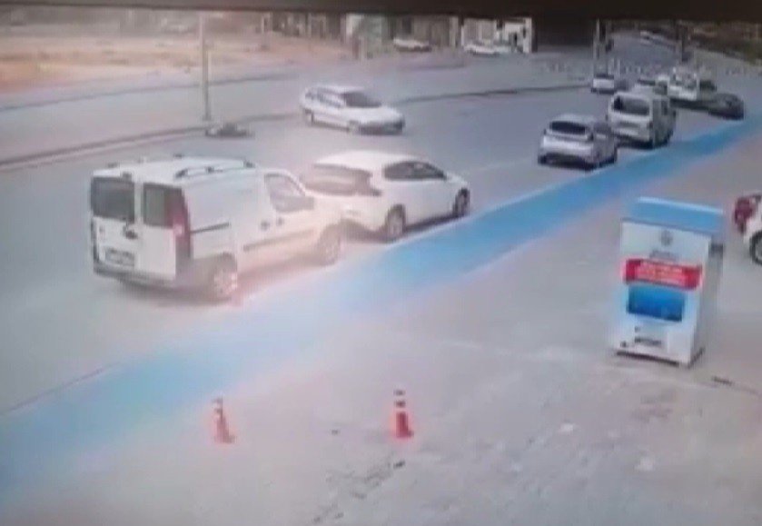 Burası Konya! Otomobilin çarptığı yaya ortada kaldı