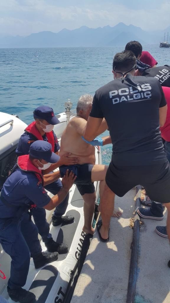 Antalya kıyılarında akıntıya dikkat! 77 yaşındaki vatandaş 2 saat mahsur kaldı