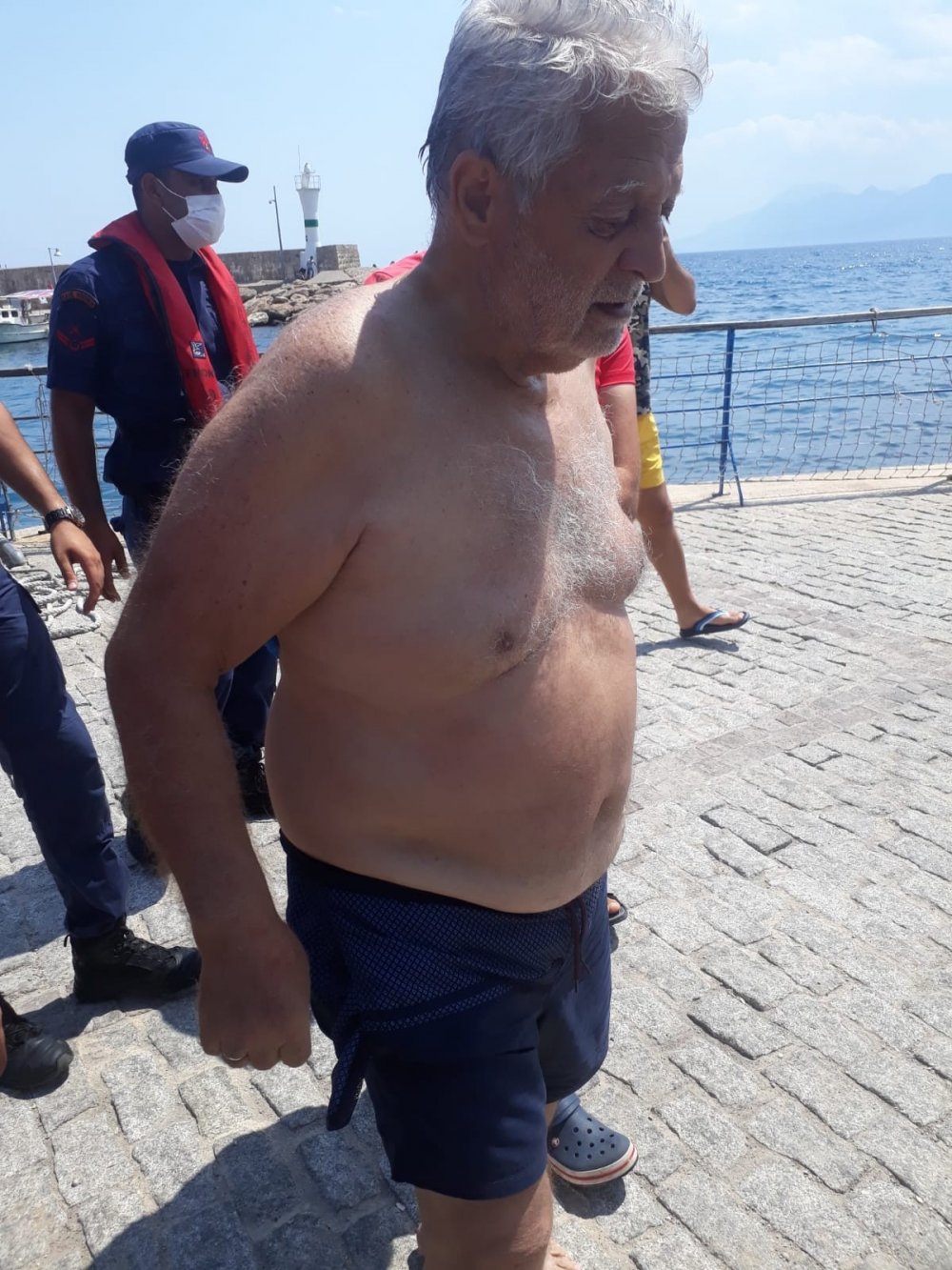 Antalya kıyılarında akıntıya dikkat! 77 yaşındaki vatandaş 2 saat mahsur kaldı