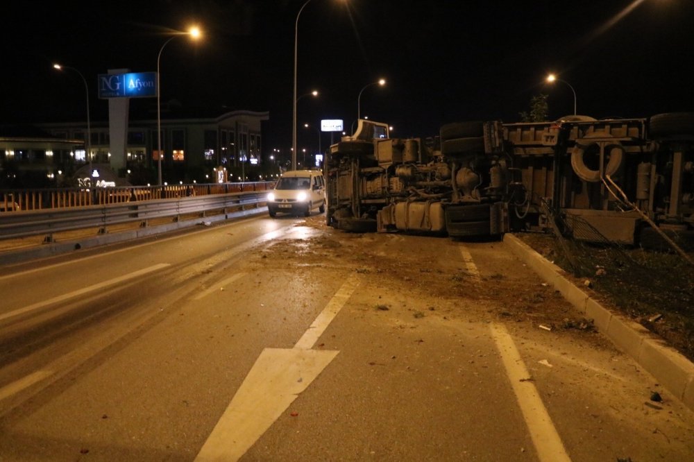 Konya plakalı talaş yüklü tır Afyon'da köprüde devrildi!