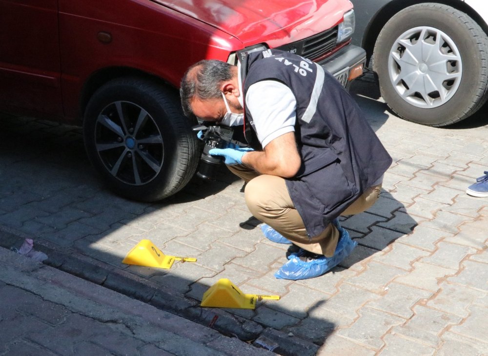 Burası Adana! Kurşunlanan kahvenede ayağından vurulan adamın ilginç hareketi