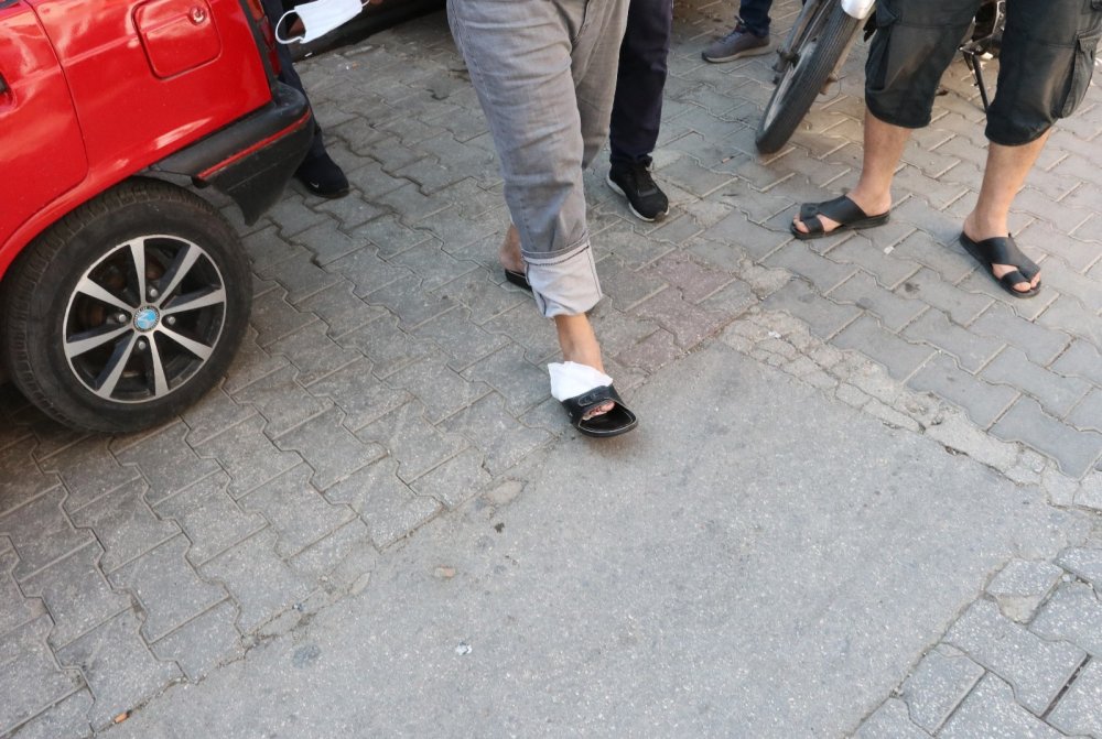 Burası Adana! Kurşunlanan kahvenede ayağından vurulan adamın ilginç hareketi