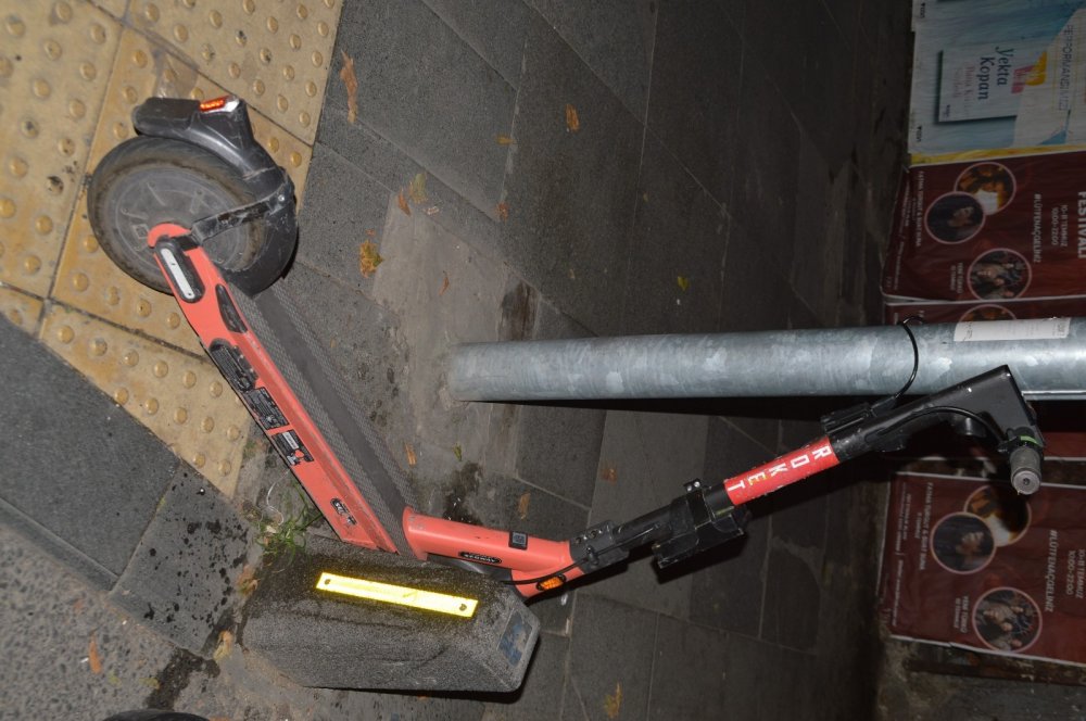 Engelli elektrikli scooter sürücüsü çöp kamyonu altında can verdi!