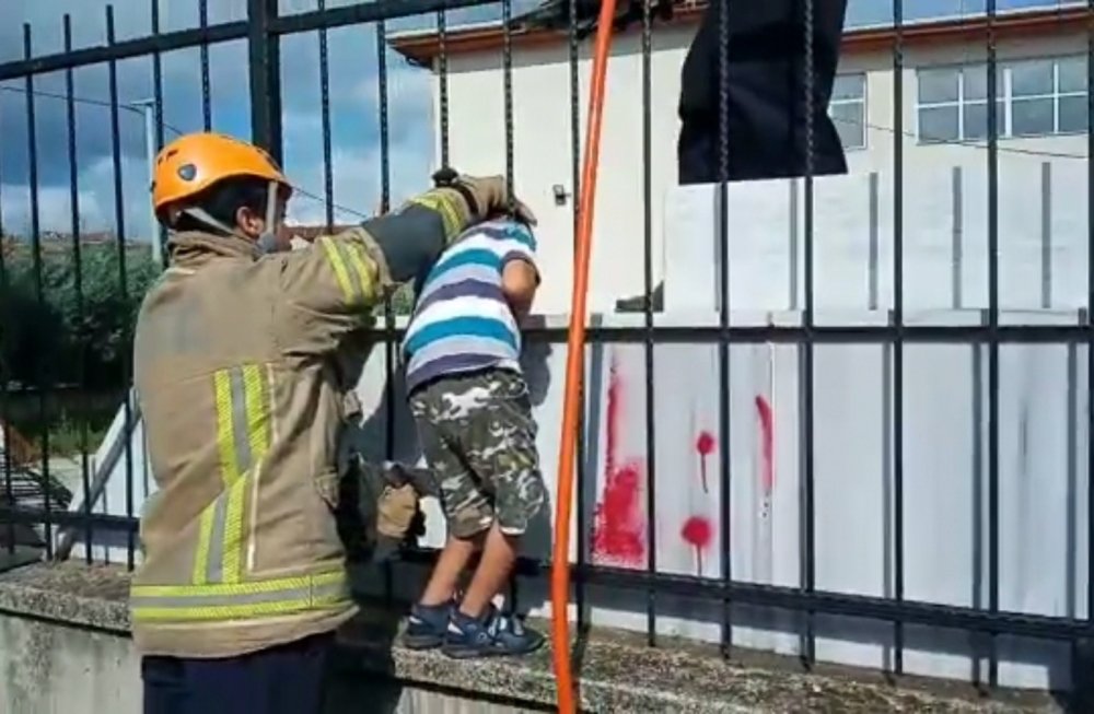 İmam Hatip Okulunun korkuluklarına kafası sıkışan çocuğu böyle kurtardılar